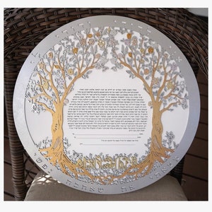Ketubah de madera circular del ecosistema majestuoso de la ciudad vieja