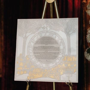 Círculo de la Vida en la Ciudad Vieja con Árboles de Jupá - Ketubah de Papel Recortado de Tres Capas
