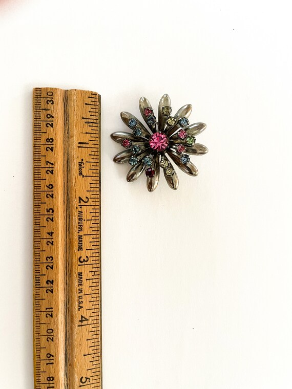 Star brooch in multi colored rhinestones - image 3