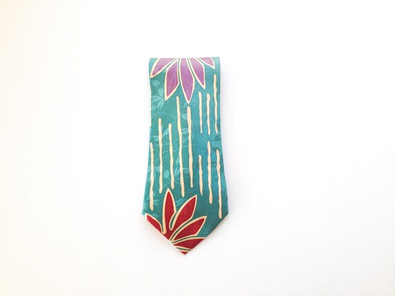 Flowered necktie - image 1