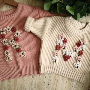 Suéter de punto con letras florales personalizadas, bordado a mano en EE. UU., baby shower, regalo para bebé, anuncio de nacimiento