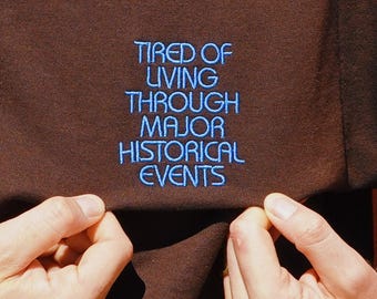 Moe van het leven door grote historische gebeurtenissen Meme Hat | Grappig politiek cadeau | Millennialhumor Comfort Kleuren | Progressive Activist-merchandise