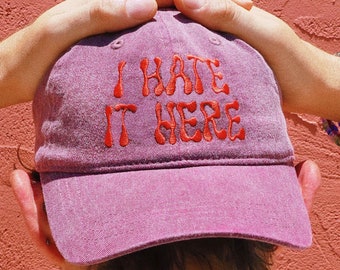 I Hate It Here-pet | Progressief politiek geschenk | Liberaal activist esthetiek | Tortured Poet-tekstpet | Feministische protesthoed