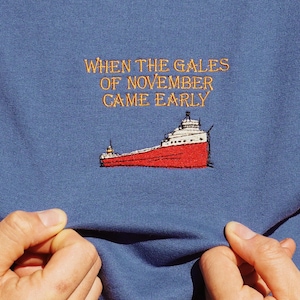 SSエドモンド・フィッツジェラルド刺繍入りスウェットシャツ｜五大湖の海事史、難破船をテーマにしたクルーネックシャツ。お父さん、夫、男性への父の日ギフト。