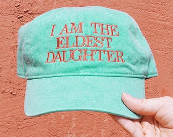 Geborduurde hoed I Am the Eldest Daughter - perfect cadeau-idee voor verjaardag/kerst voor oudere broers en zussen, dochters, moeders, zussen, vriendinnen