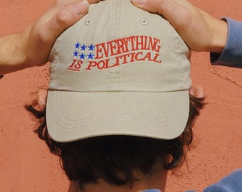 Geborduurde hoed Everything IS Political - Activism Apparel