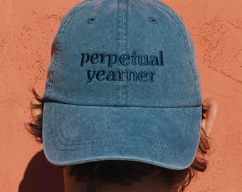Perpetual Yearner geborduurde hoed - blauwgroen BookTok Romance pet