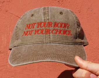 Gorra bordada a favor del derecho a decidir: No es tu cuerpo, no es tu decisión - Derechos reproductivos, protesta feminista