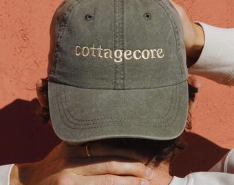 Geborduurde Cottagecore-hoed - olijfgroen, boekenliefhebber