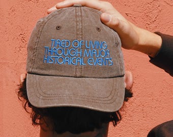 Ben het beu om grote historische gebeurtenissen mee te maken | Grappig politiek cadeau | Dad-pet millennial humor | Progressive Activist-merchandise | Meme-hoed