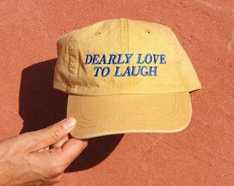 Cappello ricamato "Dearly Love to Laugh" / Regalo a tema Jane Austen / Merchandising letterario di Orgoglio e Pregiudizio Cappellino da papà di Elizabeth Bennet Regalo per amanti dei libri
