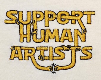 Könnte beinhalten: Ein weißes T-Shirt mit goldfarbener Stickerei, auf dem "Support Human Artists" steht. Der Text wird durch stilisierte Hände gebildet, die sich gegenseitig halten.