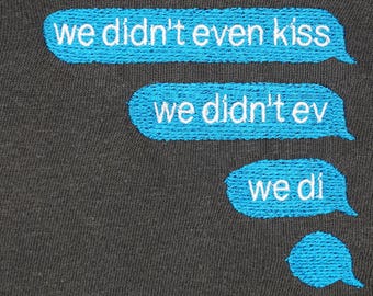 Geborduurd "We Didn't Even Kiss"-T-shirt - BookTok Romance Meme