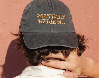 Cappello ricamato in stile medievale / Regalo a tema Jane Austen / Merchandising ispirato a Orgoglio e Pregiudizio / Cappellino da papà di Elizabeth Bennet / Estetica dark academia