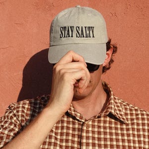 Boné Stay Salty Melt ICE | Boné de Protesto Abolish ICE | Presente para Ativistas dos Direitos dos Imigrantes | Declaração de Justiça Social | Boné Progressista Liberal