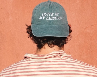 Cappello ricamato "Quite at My Leisure" / Regalo Jane Austen / Merchandising letterario Orgoglio e Pregiudizio Cappellino da papà Elizabeth Bennet Estetica Dark Academia