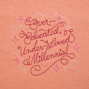 Camiseta unissex rosa millennial bordada, design feminista pró-escolha.