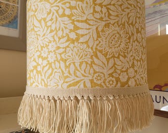 Abat-jour jaune moutarde fait main avec franges en coton naturel, taille moyenne