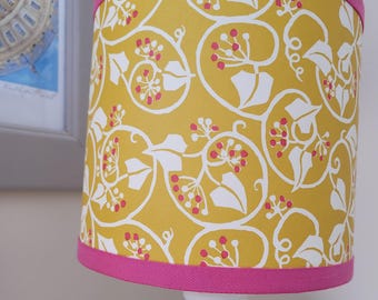 Abat-jour design Ivy, jaune moutarde avec garniture à pompons fuchsia