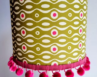 Petit abat-jour vert olive de style Bloomsbury avec bordure à pompons rose vif