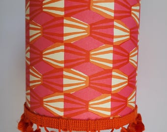 Petit abat-jour rose vif à motif pompons orange
