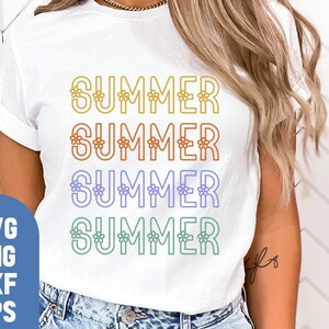 Puede incluir: Una camiseta blanca con la palabra "SUMMER" repetida cuatro veces en diferentes colores. Cada palabra tiene un diseño de flores alrededor de las letras. Los colores son amarillo, naranja, morado y verde.