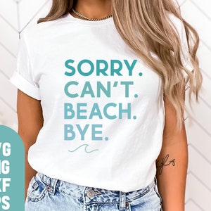 Puede incluir: Camiseta blanca con el texto "SORRY. CAN'T. BEACH. BYE." en letras azules y turquesa con un pequeño diseño de ola debajo.