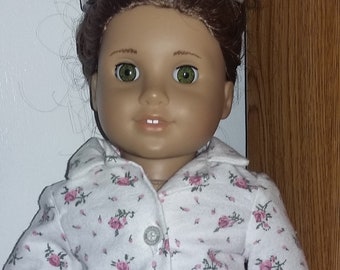 Pijama de franela para muñeca de 18" con pantuflas de conejito