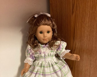 Vestido de muñeca de 18" con Pinafore coordinador, calcetines y zapatos