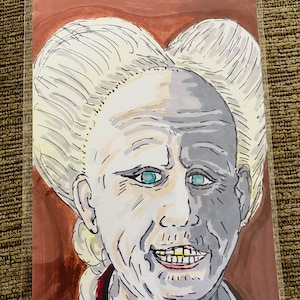 Puede incluir: Una ilustración dibujada a mano de una persona con cabello blanco peinado en dos moños grandes, una cara pálida y una amplia sonrisa que revela dientes dorados. El fondo es una acuarela marrón.