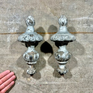 Antike Gusseisen-Beinteile: Viktorianische Flammenspitzen, Architektursalvage-Paar