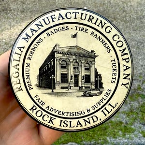 Pincel de publicidade de celulóide Regalia Manufacturing Company ROCK ISLAND ILLINOIS, fitas, emblemas, faixas de pneus, ingressos, publicidade em feiras