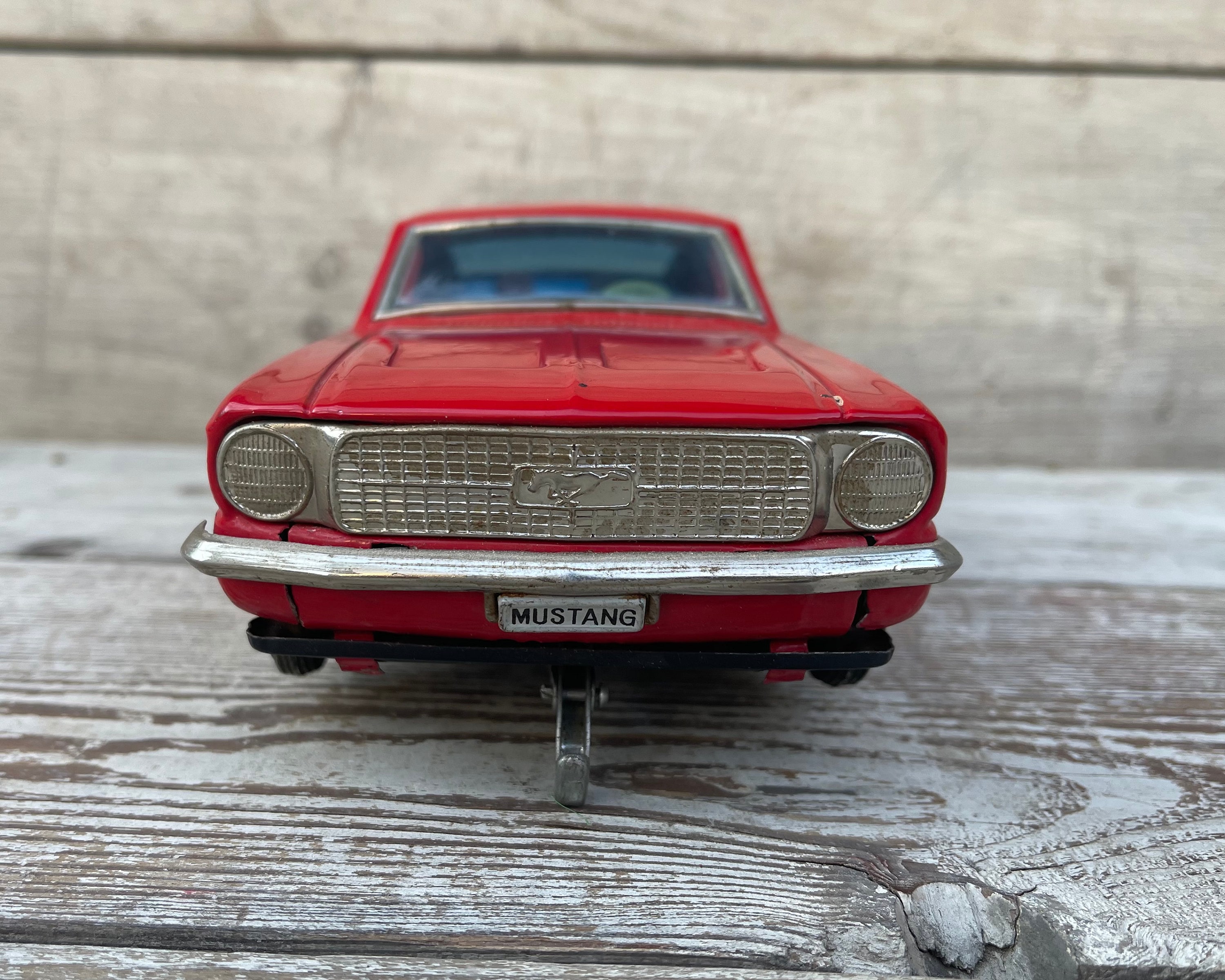 1960年代のヴィンテージ フォード マスタング ブリキ製おもちゃの車