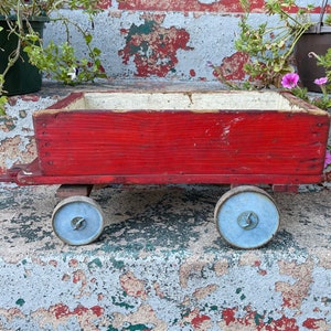 Antiker Holzwagen, Uralter Bemalter Kiefernkinderwagen, VOLKSKUNST AAFA, hellblaue Scheune rot alte Farbe, Shabby Chic, Blumen Blumenständer