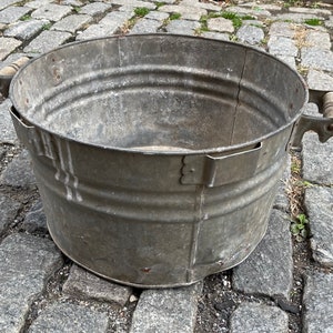 Antique Galvanized Wash Tub with Wooden Handles, Farm house Wash Basin, Large Round Planter, Metal Bucket, Outdoor Garden Decorations 画像 7