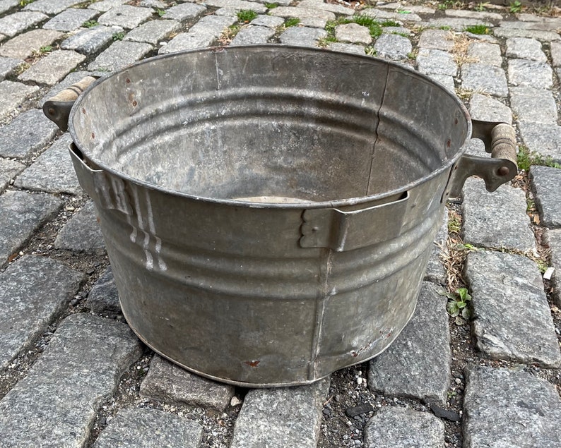 Antique Galvanized Wash Tub with Wooden Handles, Farm house Wash Basin, Large Round Planter, Metal Bucket, Outdoor Garden Decorations 画像 7