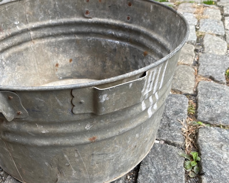 Antique Galvanized Wash Tub with Wooden Handles, Farm house Wash Basin, Large Round Planter, Metal Bucket, Outdoor Garden Decorations 画像 6