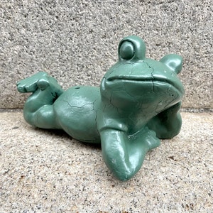 Vintage Concrete Frog Sprinkler Statue: Rustic Garden Decor