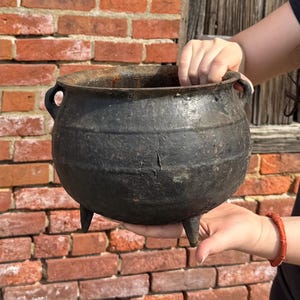 Antique Cast Iron Cauldron Vintage Footed Cauldron with Sprue Mark Farmhouse Antiques Barn Find Old Fashioned Bean Pot Industrial Flower Pot