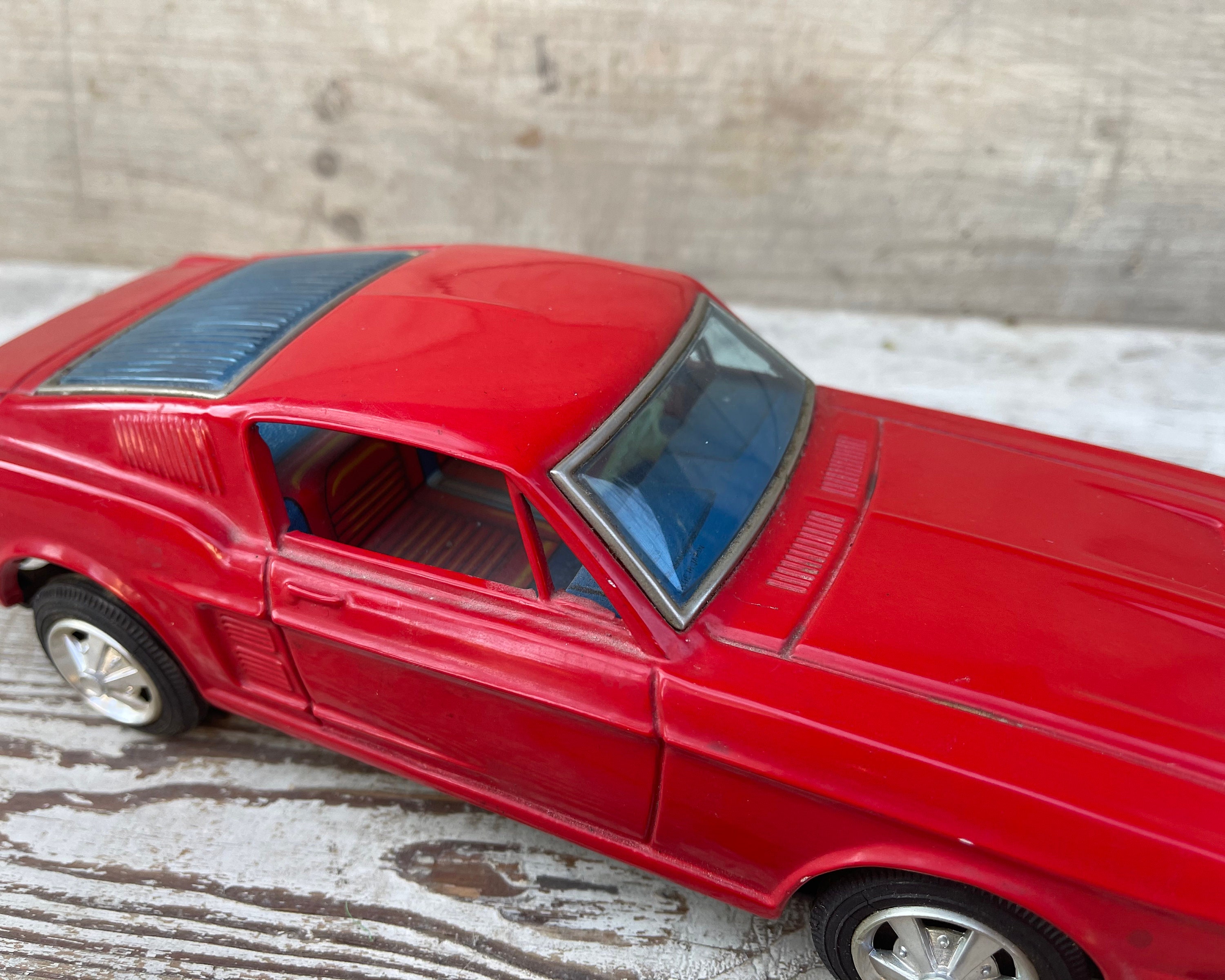 1960年代のヴィンテージ フォード マスタング ブリキ製おもちゃの車