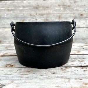 Kleiner antiker Gusseisen Kessel, Bauernhaus Antiquitäten, Hexenkessel, Garten Pflanzgefäß, Waschtopf Wanne, Vintage Bohnentopf, Gusseisen Feuerstelle