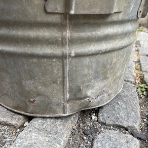 Antique Galvanized Wash Tub with Wooden Handles, Farm house Wash Basin, Large Round Planter, Metal Bucket, Outdoor Garden Decorations 画像 8