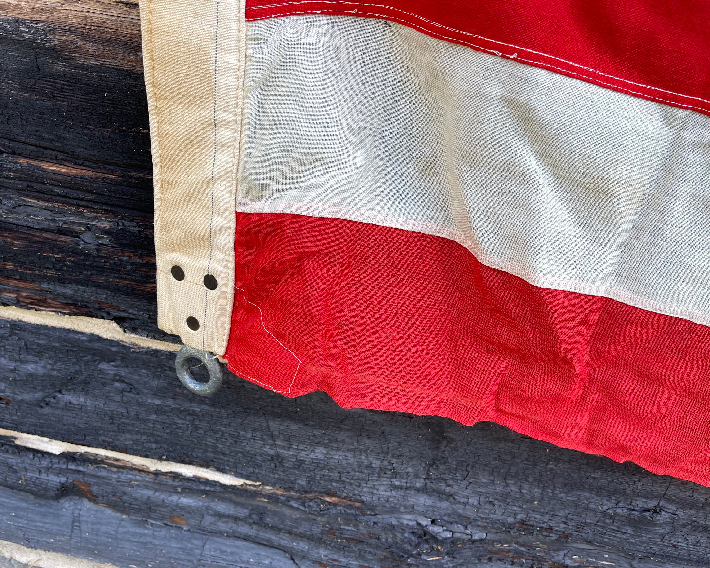 巨大な1940年代の48個の星が輝くアメリカ国旗：素朴な