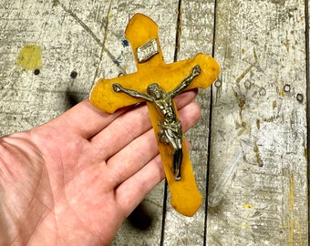 Crucifijo vintage de baquelita color caramelo - Adorno religioso de pared de la década de 1930