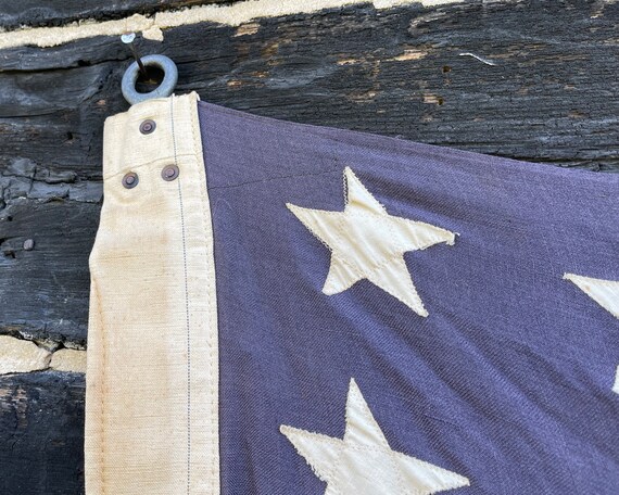 巨大な1940年代の48個の星が輝くアメリカ国旗：素朴なアメリカーナ風