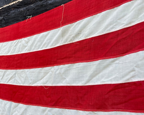 巨大な1940年代の48個の星が輝くアメリカ国旗：素朴なアメリカーナ風