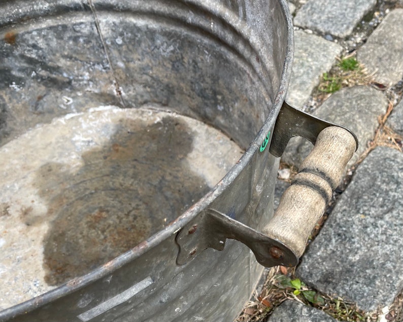 Antique Galvanized Wash Tub with Wooden Handles, Farm house Wash Basin, Large Round Planter, Metal Bucket, Outdoor Garden Decorations 画像 5