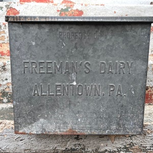 Freeman&#39;s Dairy Milk Box Allentown Pennsylvania Galvanized Advertising Cooler Farmhouse Antiques Vintage Porch Milk Man Bin Storage Decor