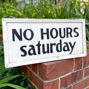 Vintage handgemaltes Volkskunst Schild NO HOURS SATURDAY, primitives Wohnkultur, amerikanisches Wanddekor, Werbung, Bauernhausküche