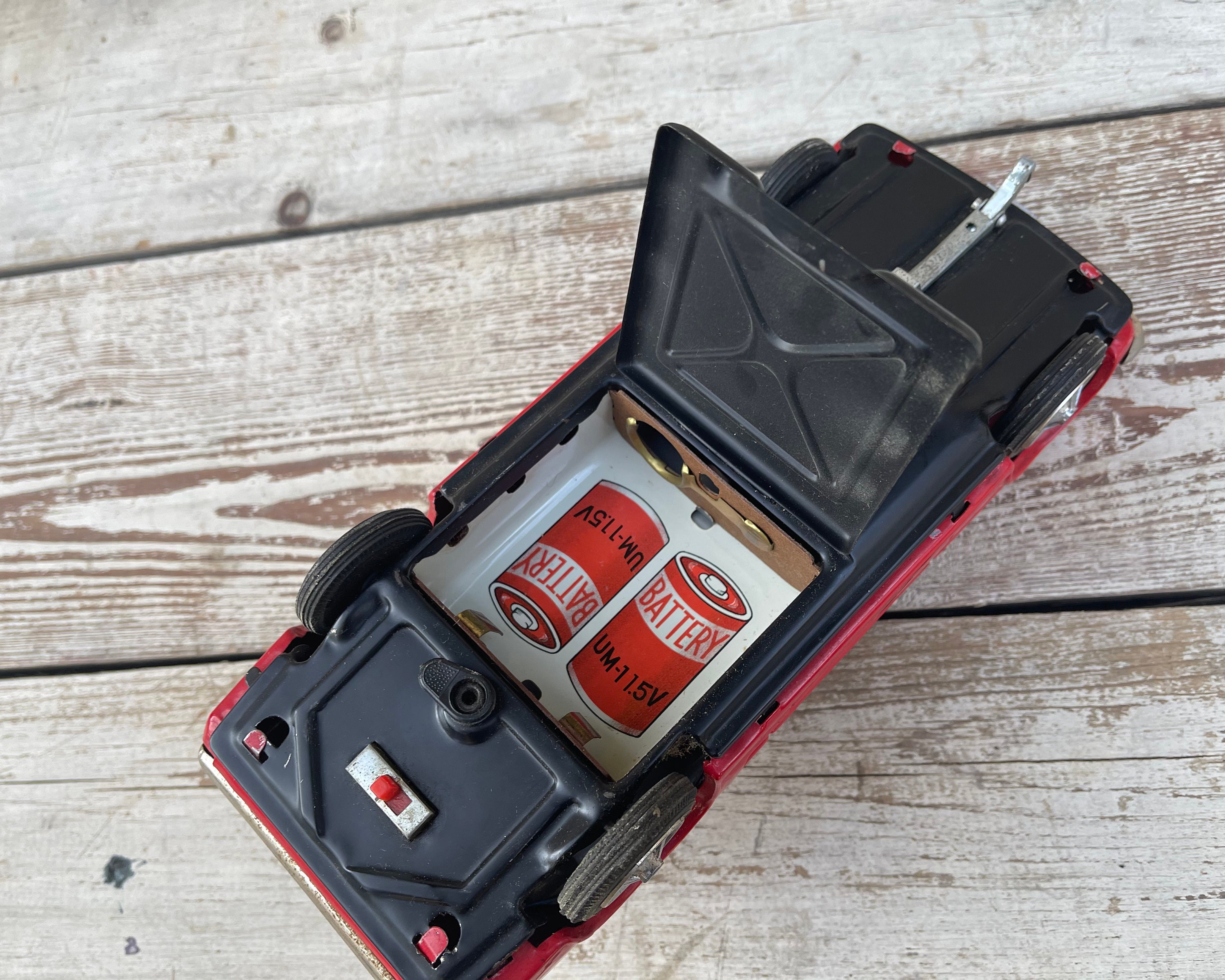 1960年代のヴィンテージ フォード マスタング ブリキ製おもちゃの車